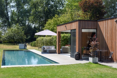 zwembad met poolhouse