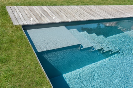 Een polypropyleen zwembad op maat met trap en lage
