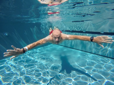 onderwaterfoto goor man zwemt in eigen zwembad