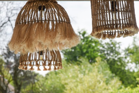 lampen hangen boven het terras naast het zwembad in een stadstuin met een ultiem vakantie gevoel