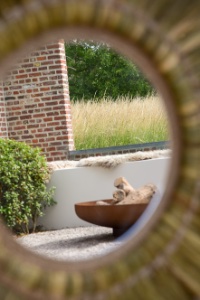 detail van een terras naast een zwembad in een stadstuin met een ultiem vakantie gevoel