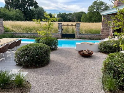 terras naast zwembad in een stadstuin met een ultiem vakantie gevoel