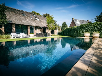 rustieke tuin met een overloopzwembad of infinity pool