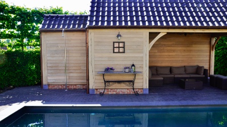 poolhouse naast zwembad