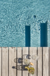 voorbeeld van een zwembad in polypropyleen met houten terras