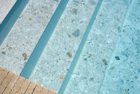 voorbeeld van een zwembad in polypropyleen met betegeling