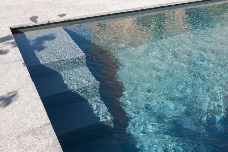 voorbeeld van een trap van een zwembad in polypropyleen