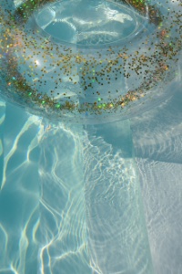 zwemband met glitters in een wit zwembad met maatwerk hoektrap