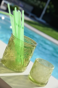 drankjes op het terras naast een zwembad