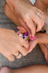 moeder en dochter plukken bloemen naast een wit zwembad met maatwerk hoektrap