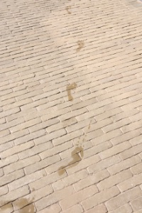 natte voetstappen op het terras naast het zwembad