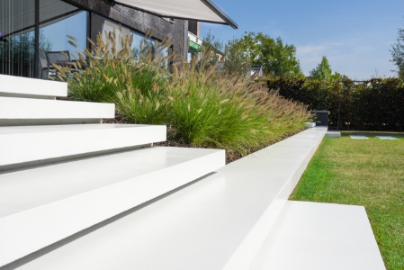 trappen naar het terras in de tuin met een zwembad met Unicus-poolhouse