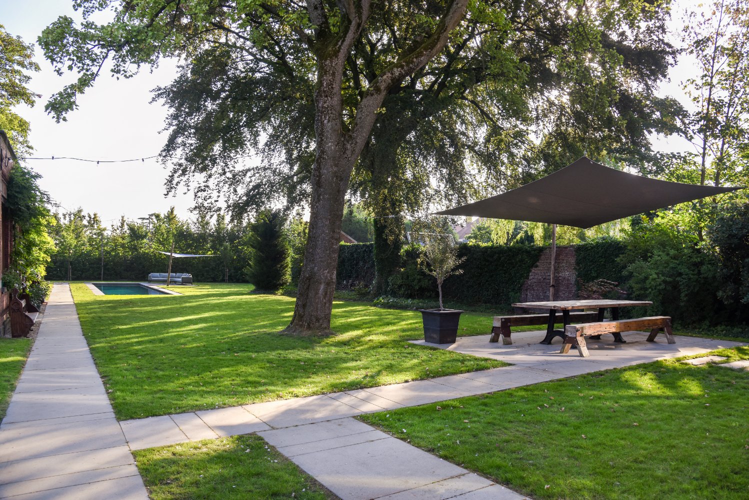 tafel in een parktuin met een biopool