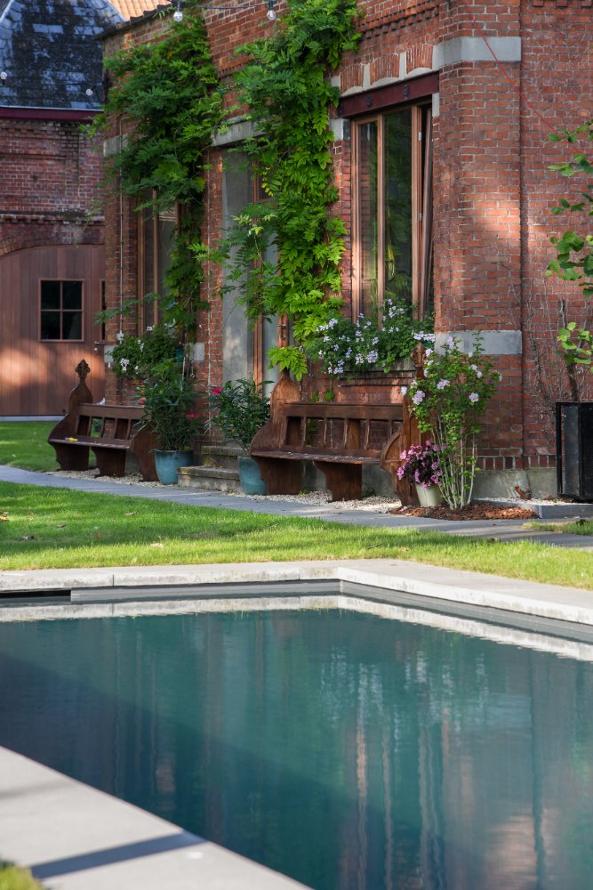 bijgebouw in een parktuin in Gentbrugge met een bio zwembad of biopool in een parktuin 