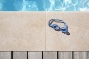 duikbril naast strak wit zwembad bij moderne villa