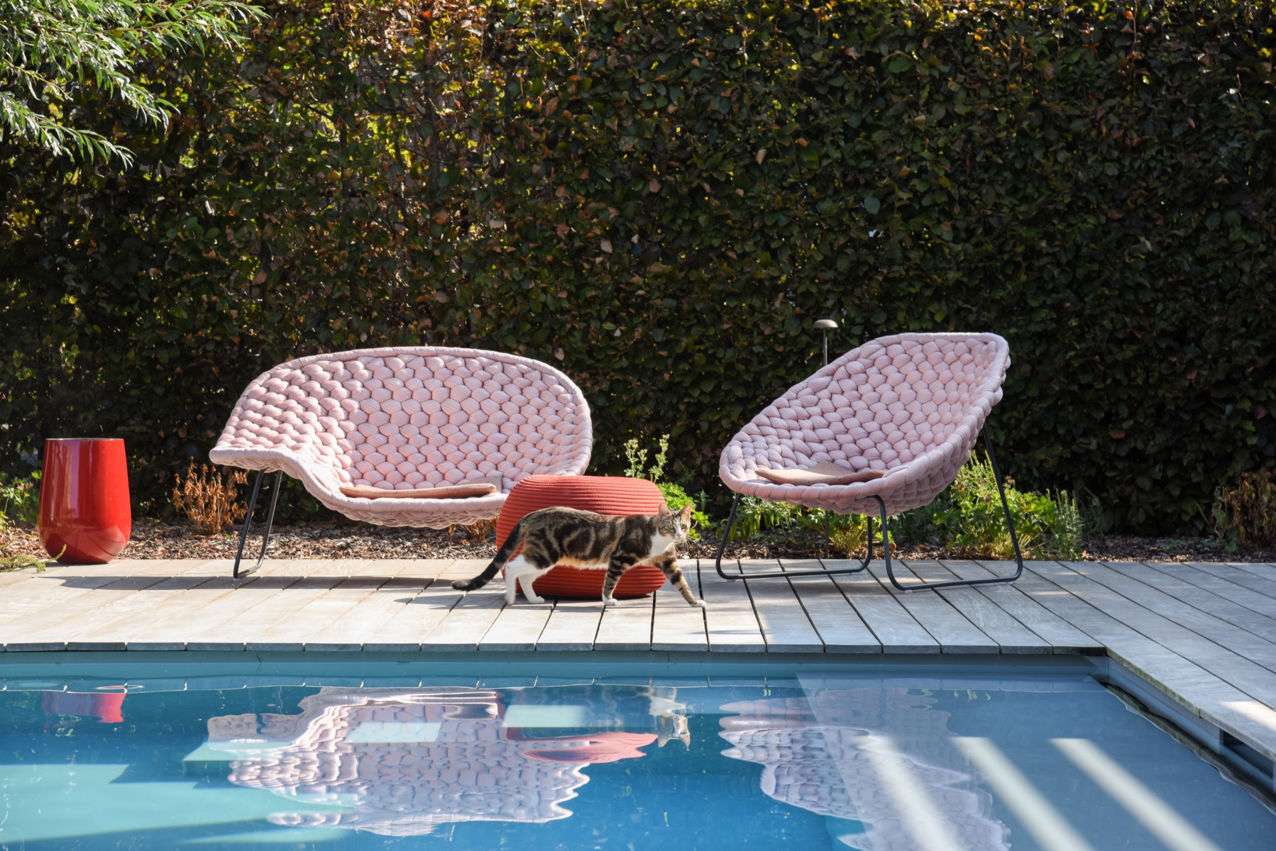 moderne terrasmeubelen naast een zwembad met Unicus-poolhouse