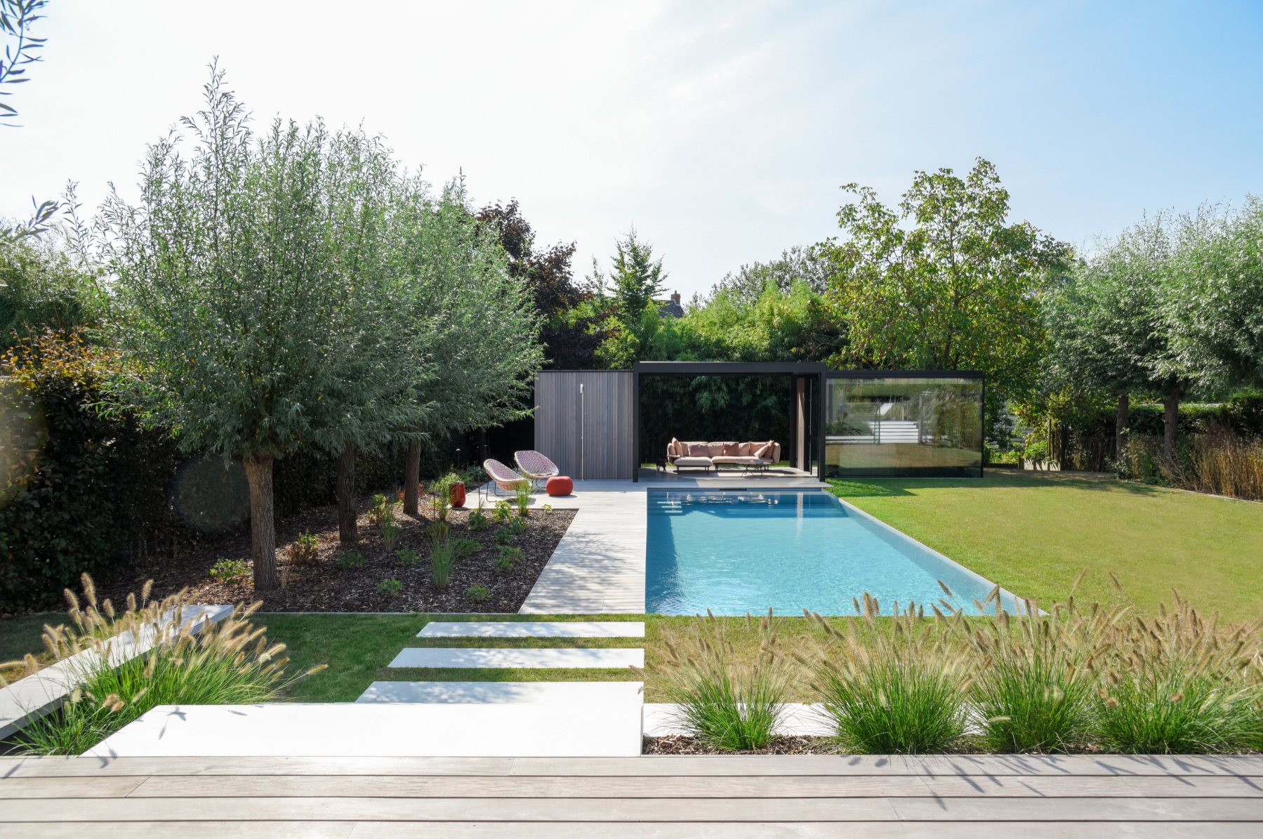 uitzicht op de tuin met een zwembad met Unicus-poolhouse