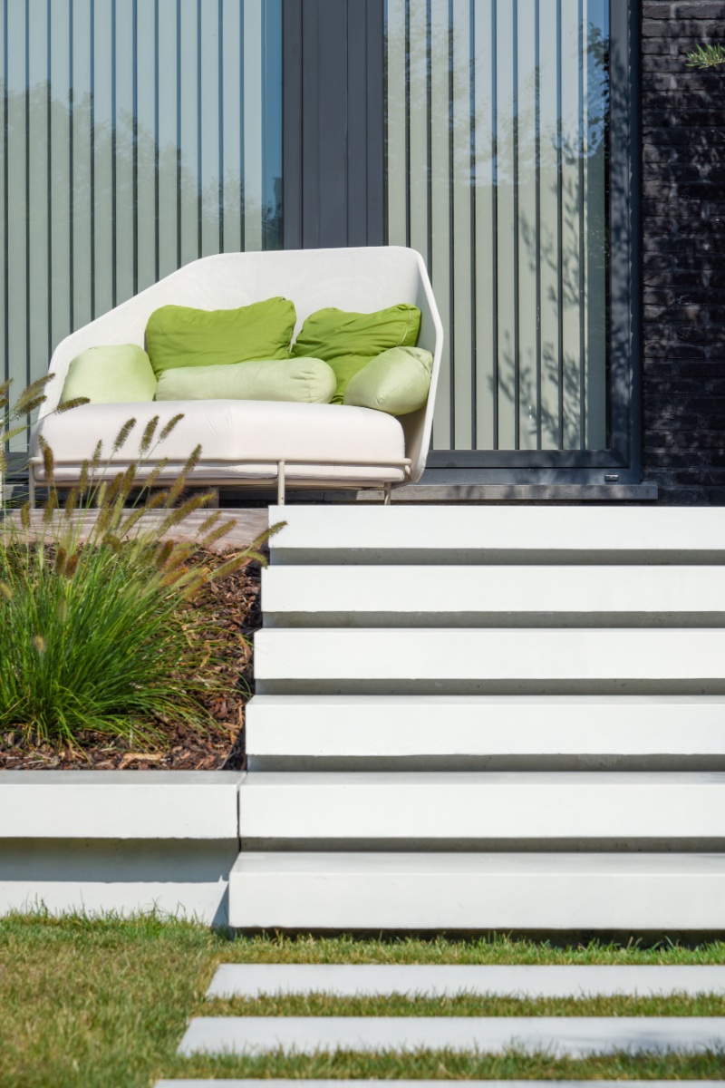 trappen naar het terras in een tuin met een zwembad met Unicus-poolhouse