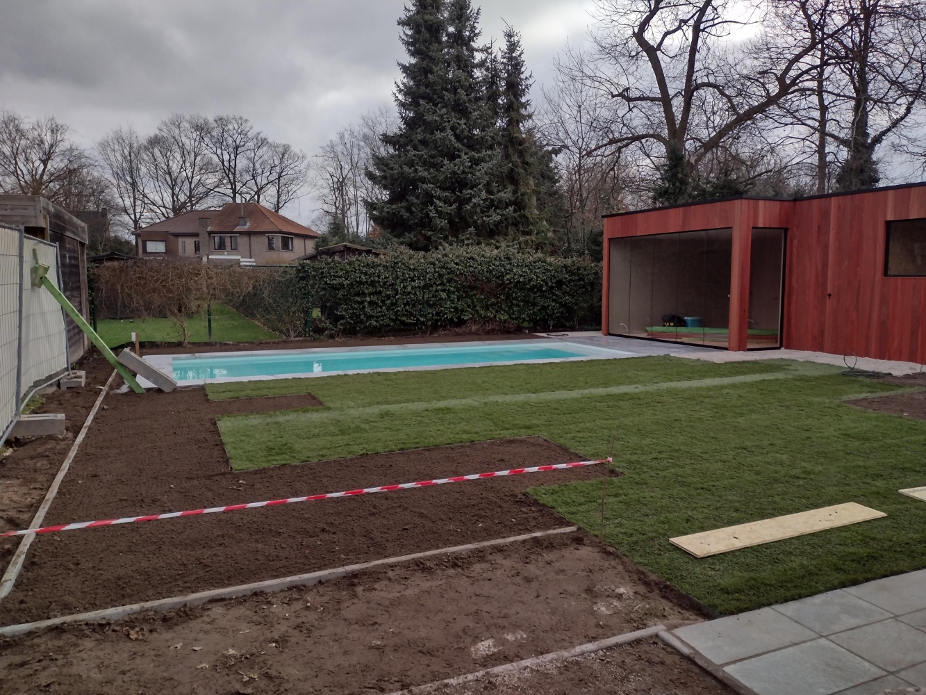aanleg van de tuin met zwembad