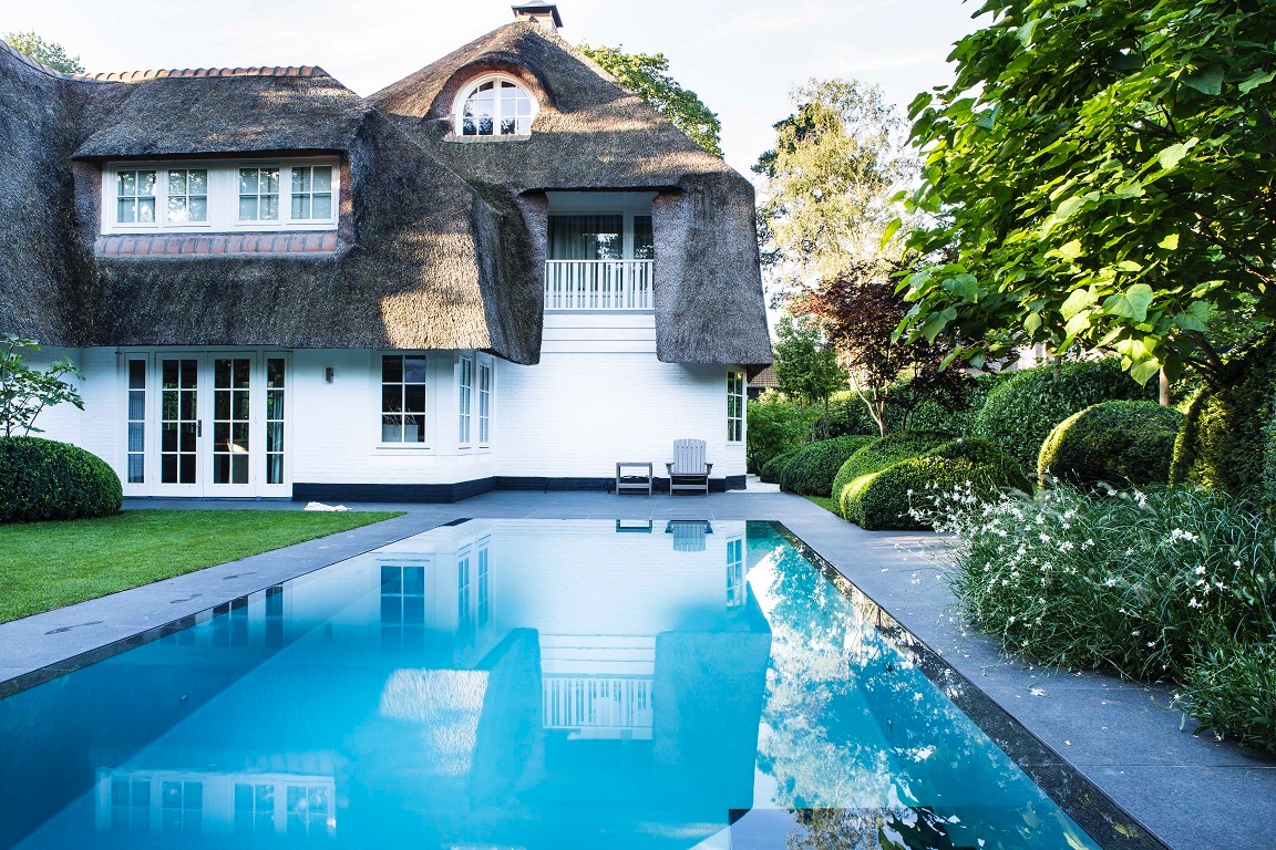 charmante villa met strodak en een zwembad van alwego in de tuin
