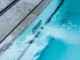 close-up van de rand van een overloop zwembad of endless