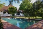huis met tuin en Biopool met rode zwembadrand
