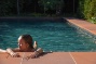 Kind in Biopool met rode zwembadrand