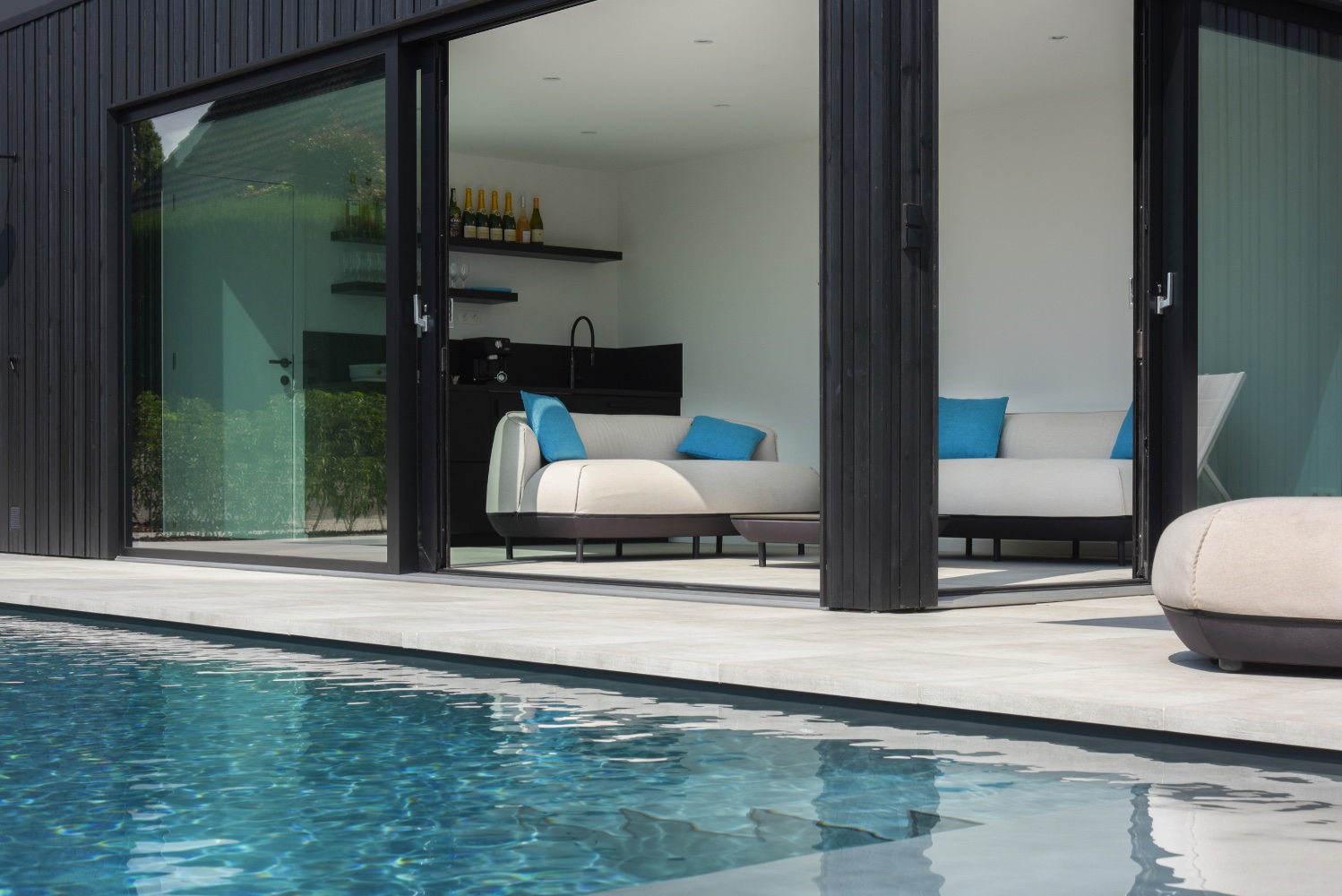 inkijk in een design poolhouse