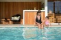 moeder en dochter rond wit zwembad met maatwerk hoektrap