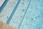 detail van zwembad met betegeling