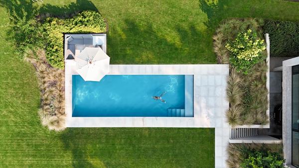 Lichtgrijs-ppc-zwembad-met-strakke-villa-en-tuinaanleg-Snaet-10