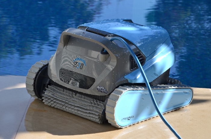 een zwembadrobot staat aan de rand van het zwembad